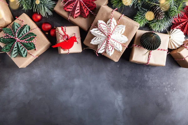 Coffrets Cadeaux Noël Décorés Flocons Neige Rouges Verts Blancs Papier Image En Vente
