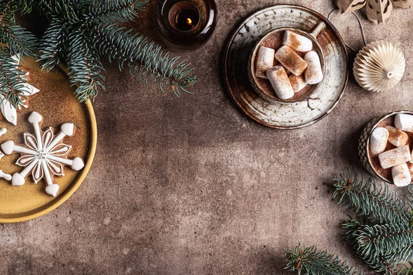 마시멜로와 코코아와 집에서 생강으로 꽃송이가 배경에 크리스마스 로열티 프리 스톡 사진