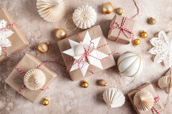 Coffrets Cadeaux Noël Décorés Flocons Neige Papier Sur Fond Beige Image En Vente