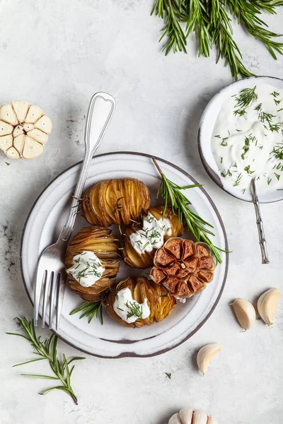 배경에 로즈마리와 마늘을 감자와 세라믹 접시에 로열티 프리 스톡 이미지