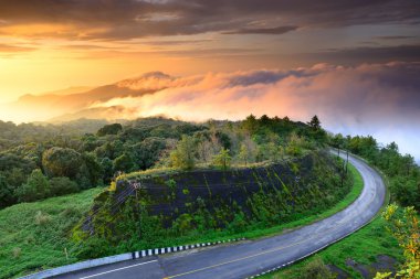 güneş doğarken DOI intanon milli park view point, Tayland