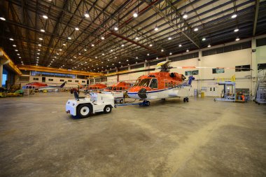 Helikopter hangarı içinde sabah uçuş için hazır