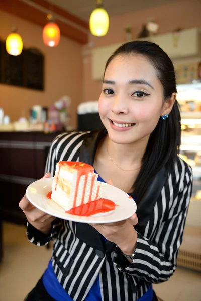 A bela jovem sorridente com um bolo — Fotografia de Stock
