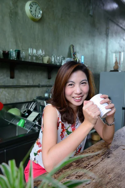 Mujer tomando café por la mañana en casa — Foto de Stock