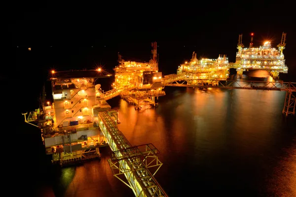 La grande piattaforma petrolifera offshore di notte — Foto Stock