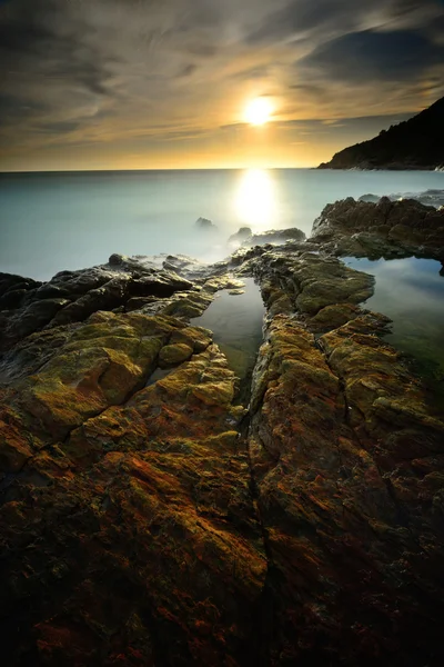 Bela paisagem marinha de onda e rocha — Fotografia de Stock