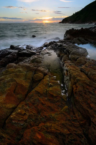 Bela paisagem marinha de onda e rocha — Fotografia de Stock