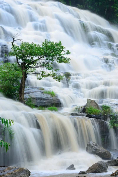 Mae Ya cachoeira é maior waterfal em Chiang Mai — Fotografia de Stock