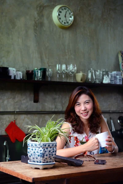 Mujer tomando café por la mañana —  Fotos de Stock