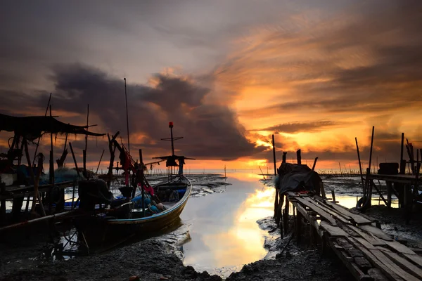 渔船与日出背景 — 图库照片