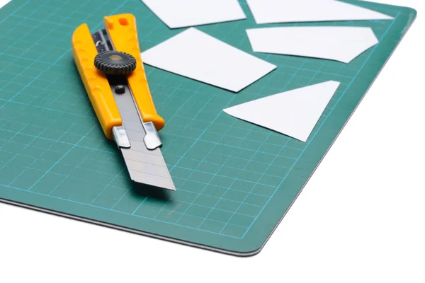 Box řezací nůž jen řezání bílá kniha o řezací podložky — Stock fotografie