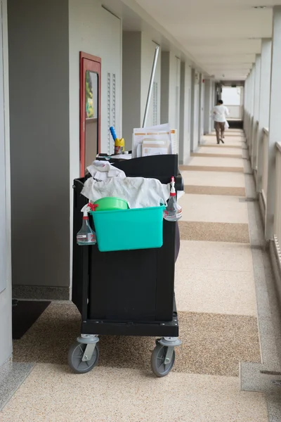 Il carrello degli attrezzi di pulizia dell'hotel della governante — Foto Stock