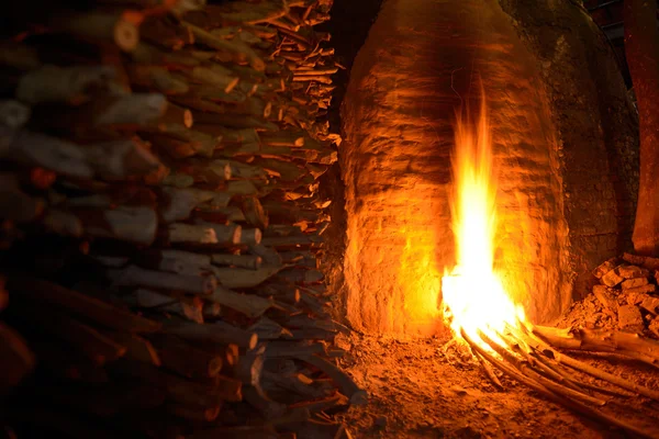Drewno jest spalony na Dokonywanie charcoa — Zdjęcie stockowe