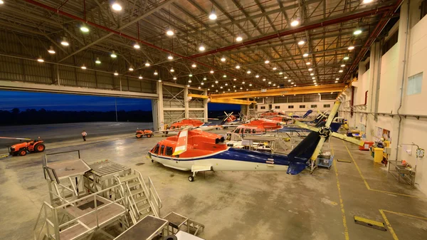 Des hélicoptères stationnent dans le hangar — Photo