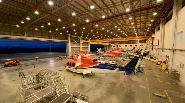 Helikopterler hangarda otopark