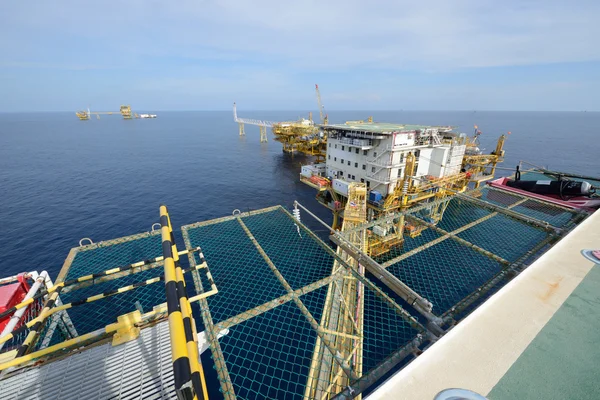 La gran plataforma petrolífera offshore — Foto de Stock