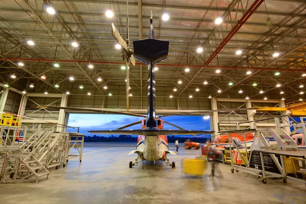 Hélicoptère dans le hangar — Photo