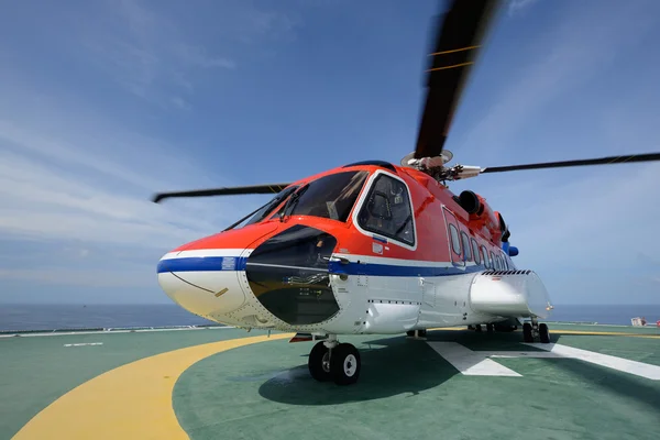 Parken s92 helikopter på oljerigg — Stockfoto