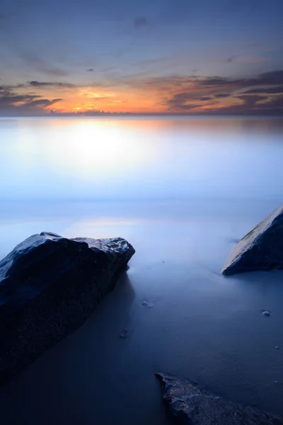 Bela paisagem marinha de onda e rocha no nascer do sol — Fotografia de Stock