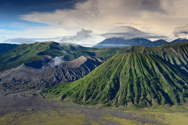 Landskap av linsgrumlingar moln över vulkaner i mount bromo — Stockfoto