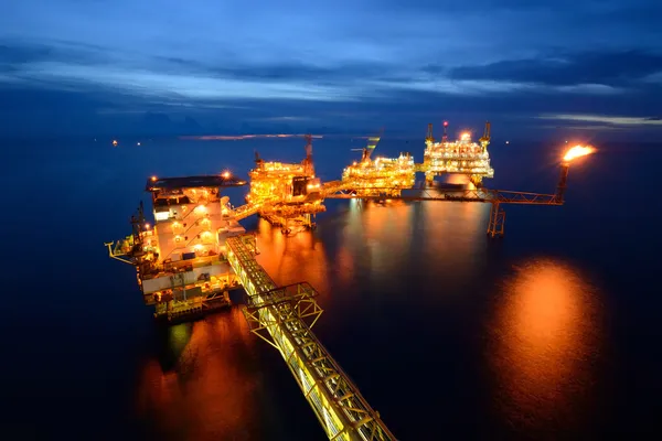 Den stora offshore olja riggen på natten Royaltyfria Stockbilder