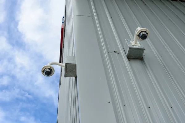 Caméra de sécurité installer coin du bâtiment — Photo