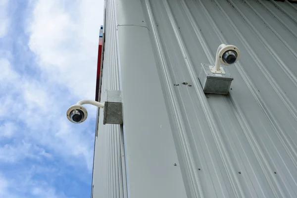 Säkerhet kameran installera hörnet av byggnaden Royaltyfria Stockfoton