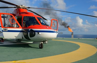 petrol sondaj platformu üzerinde helikopter park
