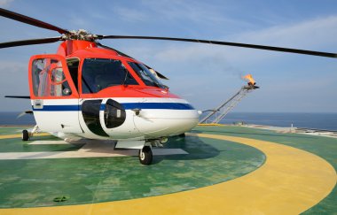 petrol sondaj platformu üzerinde helikopter park