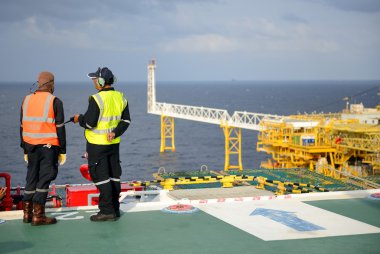 Helikopter iniş memurları.