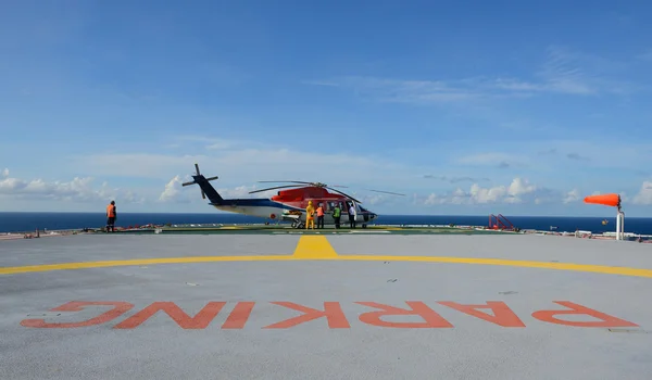 Helicóptero parque em equipamento de petróleo — Fotografia de Stock