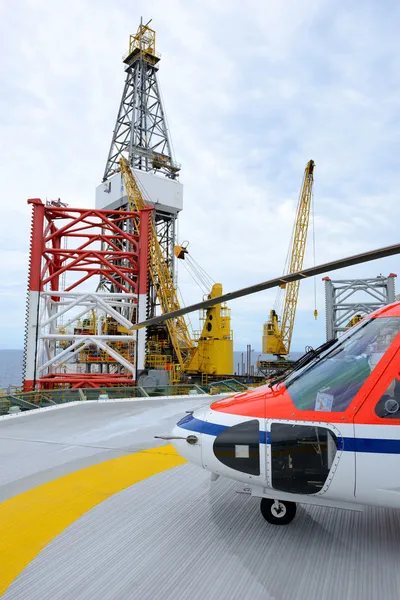 De helikopter park op olie tuig — Stockfoto