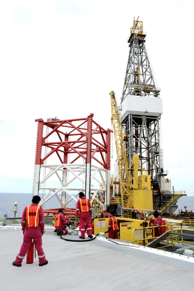 El oficial de aterrizaje del helicóptero comprobando combustible —  Fotos de Stock