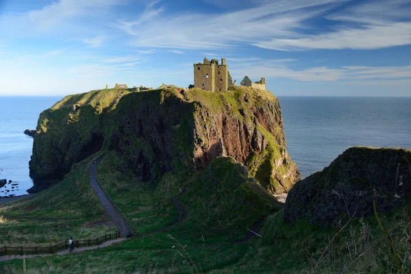 Dunnottar Castle with blue sky background — Stock Photo, Image