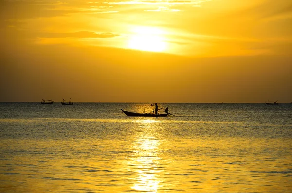 Silhouette fisherman are taking fishing boat — Stock Photo, Image