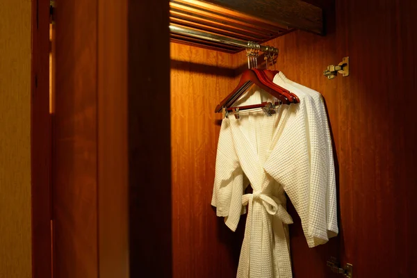 关门的衣架和双胞胎浴袍 — 图库照片