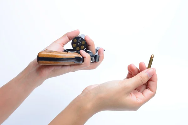 Main de femme avec un pistolet isolé sur fond blanc — Photo