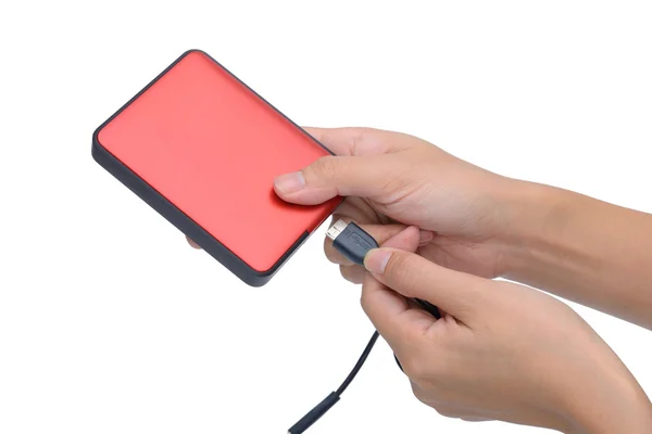 Mulher mão colocar cabo USB no disco rígido externo isolado no whi — Fotografia de Stock