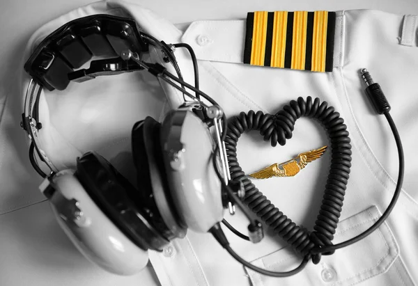 Pilot uniform and headset. — Stock Photo, Image