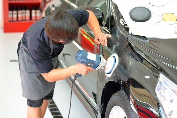 The man is polishing the car. — Stock Photo, Image