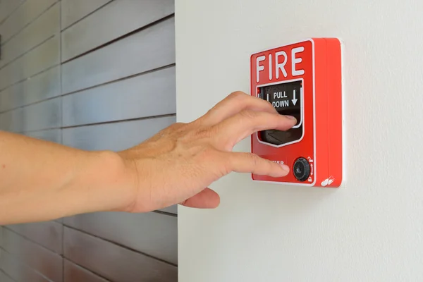 A mão do homem está puxando alarme de incêndio — Fotografia de Stock