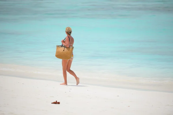 女は浜辺を歩いている。 — ストック写真