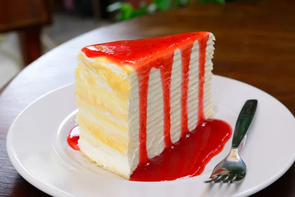 Gâteau à la crêpe avec sauce aux fraises — Photo