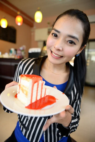 A bela mulher asiática sorridente com um bolo — Fotografia de Stock