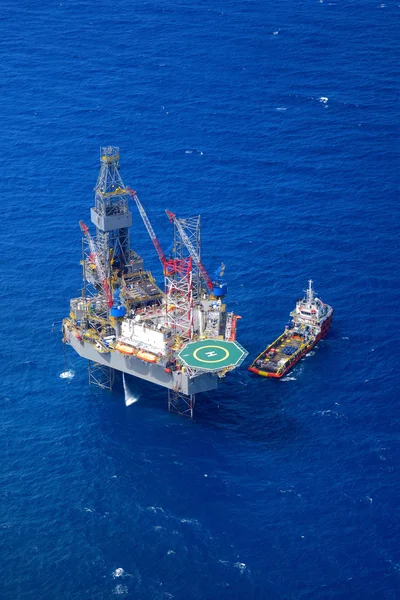 Vista superior de la plataforma petrolífera de perforación en alta mar desde el avión . — Foto de Stock