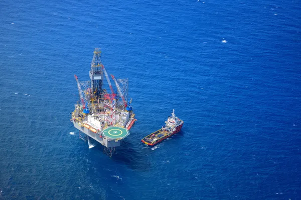 Vista superior de la plataforma petrolífera de perforación en alta mar desde el avión . — Foto de Stock