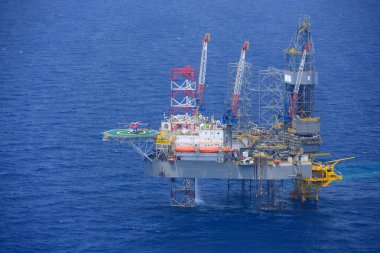 Helikopter offshore petrol sondaj platformu üzerinde yolcu almak.