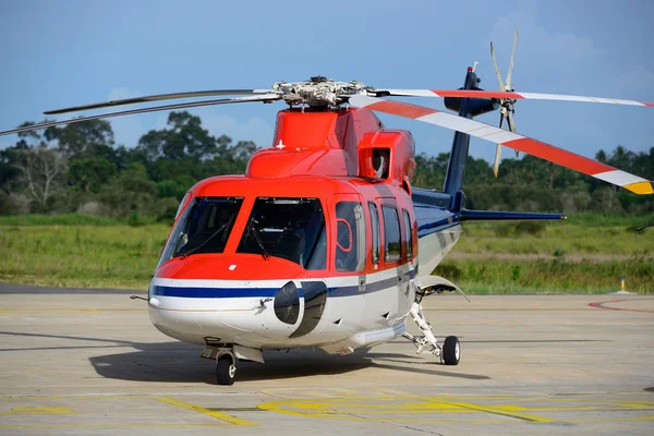 Helikopter park på förklädet — Stockfoto