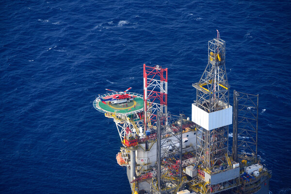 helicopter embark passenger on the offshore oil rig.
