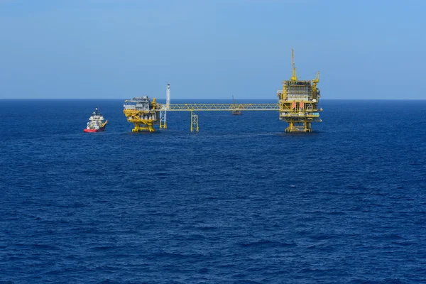 The offshore oil rig and supply boat — Stock Photo, Image